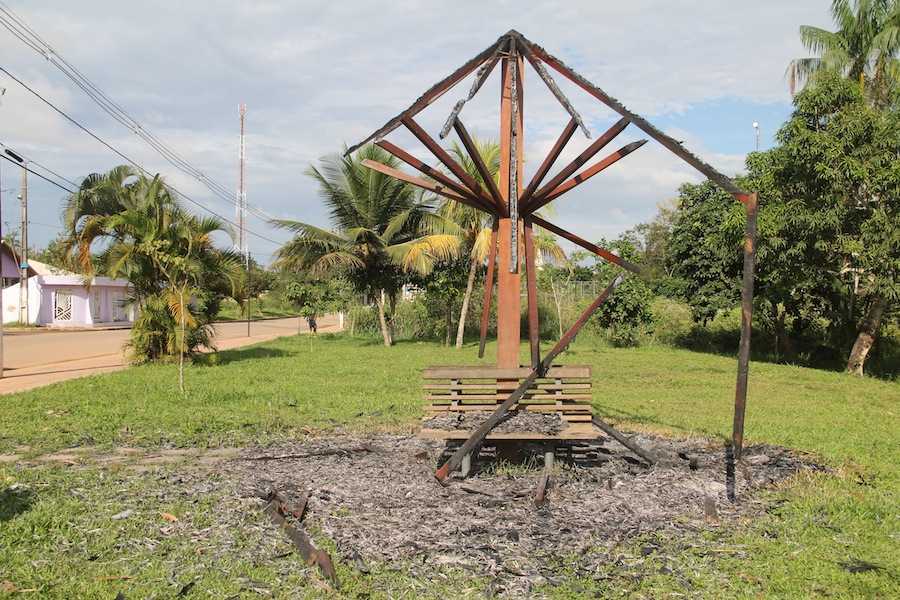 Quiosque queimado no parque Centenário em Brasiléia - Foto: Alexandre Lima