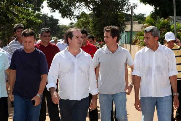 O ex-prefeito de Xapuri, Bira Vasconcelos, e o atual, Marcinho Miranda, acompanharam o governador (Foto: Sérgio Vale/Secom)