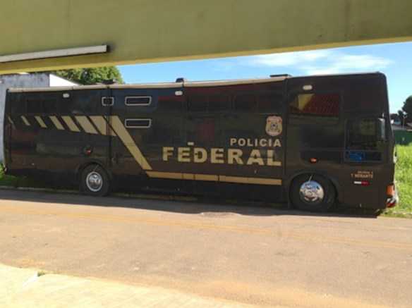 Ônibus que abriga a Delegacia Itinerante da Polícia Federal está estacionado na rua Abrahim Farhat/Foto: Altino Machado