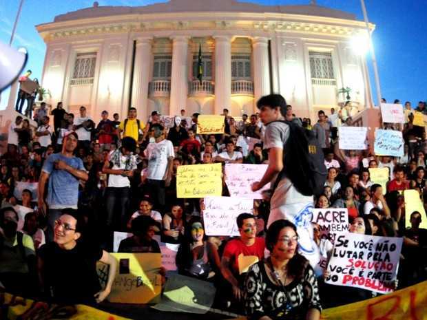 O ponto final da manifestação foi no Palácio do Governo (Foto: Eduardo Duarte/G1)