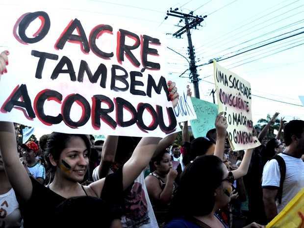 Os estudantes levantaram cartazes com frases do tipo: 'O Acre também acordou' (Foto: Eduardo Duarte/G1)