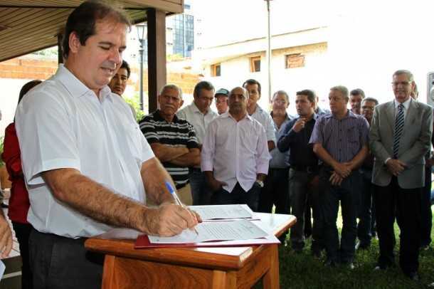 O governador Tião Viana assinou na manhã desta quarta-feira, 5, ordens de serviço para a construção de novos tanques de piscicultura (Foto: Gleilson Miranda/Secom)
