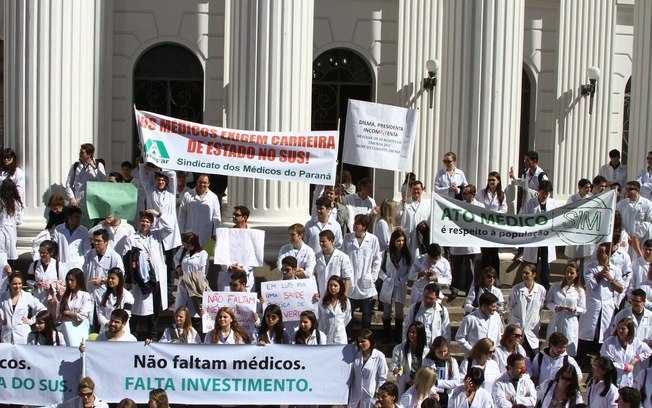 Paralisação de médicos na manhã desta terça-feira (30), no centro de Curitiba (PR) -  Futura Press