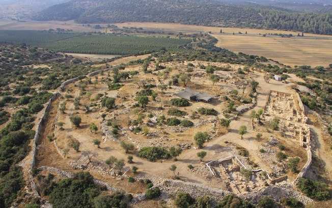 Esta foto aérea não datada, liberada pela Autoridade de Antiguidades de Israel, mostra o sítio arqueológico de Khirbet Qeiyafa, a oeste de Jerusalém -  AP Photo / SkyView, Hoep