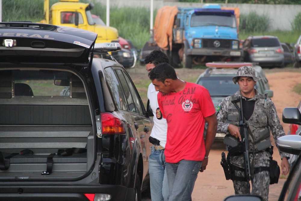 Momento em que o Aurino era conduzido a uma viatura para ser transferido ao presídio de Rio Branco sob forte escolta - Fotos: Alexandre Lima