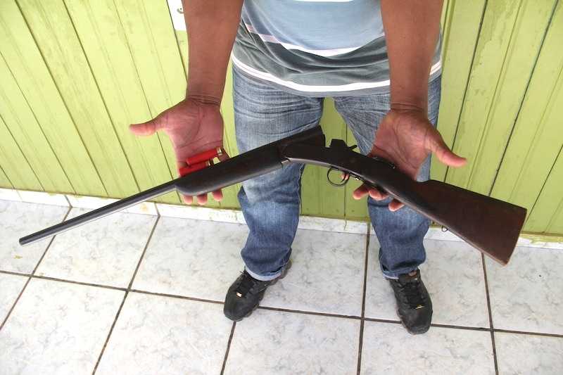 Arma e munição encontrada pelos policiais militares, que teria sido usada para ameaçar vítima - Foto: Alexandre Lima