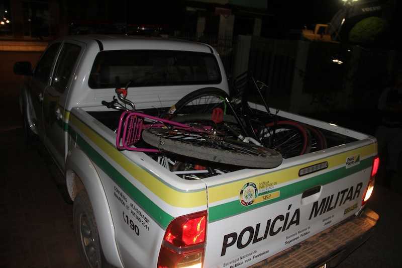 Momento em que a viatura da PM chegava com bicicletas furtadas e recuperadas.