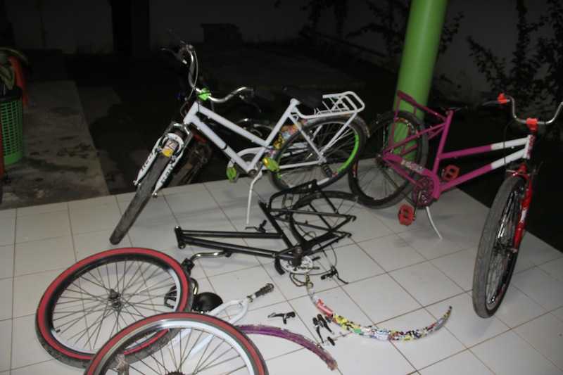 Várias bicicletas foram recuperadas. Algumas já estavam desmontadas - Fotos: Alexandre Lima