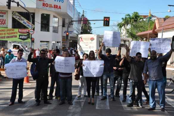 Com cartazes pedindo respeito, os profissionais se dirigiram aos sinais de trânsito nos principais locais da cidade/Foto: Agência ContilNet