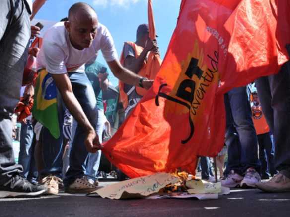 Manifestante queima a bandeira da Juventude petista, em frente ao Terminal Urbano/Foto: Agência ContilNet