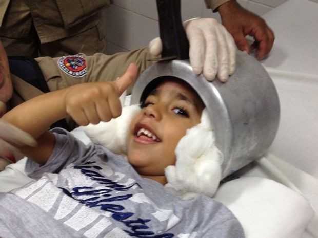 Panela de pressão fica presa à cabeça de criança de três anos em Aracaju (Foto: Corpo de Bombeiros de Sergipe)
