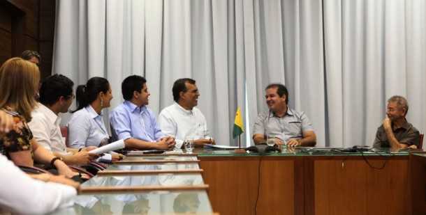Governador Tião Viana reunido com representantes das áreas de saúde e pesquisa para falar sobre projetos para o SUS (Foto: Sérgio Vale/Secom)
