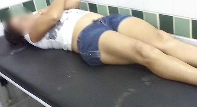 Jovem ficou horas sem um cobertor passando frio dentro do pronto-socorro em Brasiléia - Foto: celular/cedida