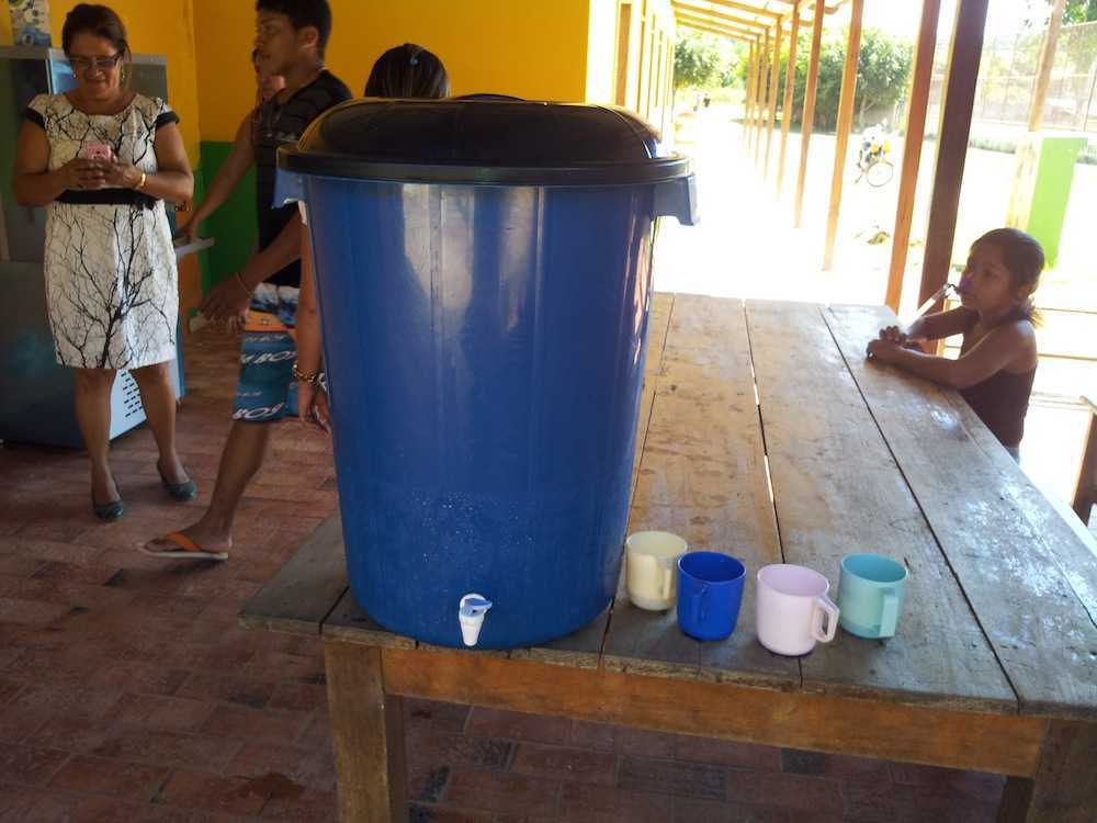Balde foi adaptado para que alunos pudessem beber água na escola em Assis Brasil - Foto: Assessoria