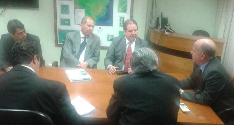 Secretário-executivo do MME, Márcio Zimmermann, e governador Tião Viana durante reunião em Brasília