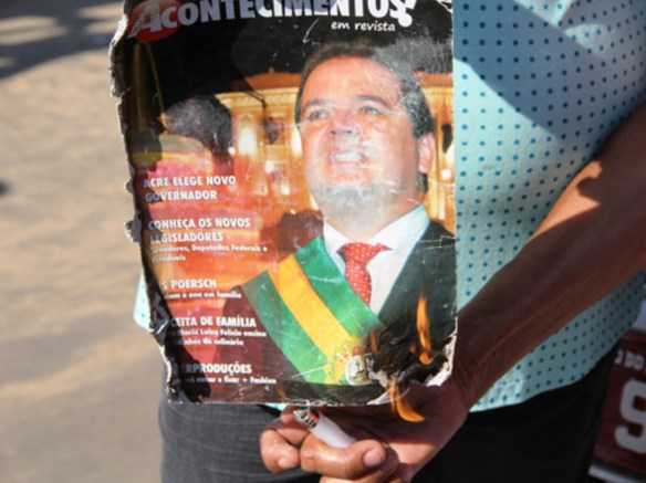 Manifestantes queimam a imagem do governador Tião Viana durante protesto/Foto: tribunadojurua