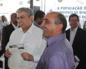 Ministro foi recepcionado pelo prefeito de Brasiléia, Everaldo Gomes - Foto: Alexandre Lima