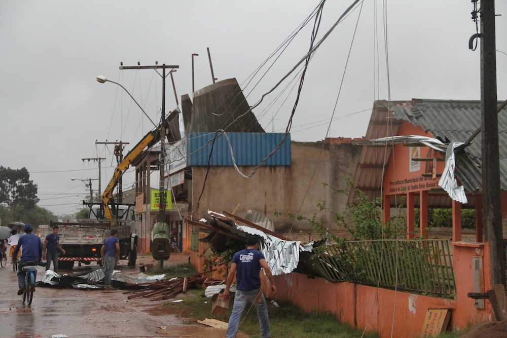 Comércio teve seu teto arrancado pelo vento que caiu na rede elétrica e posto de saúde - Fotos: Marcus José