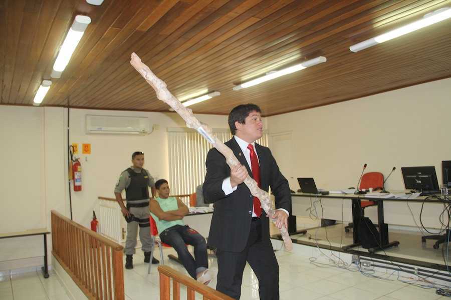 Promotor Ildon Maximiliano Peres Neto mostra pedaço de pau usado para matar Venâncio em outubro de 2012 - Foto: Alexandre Lima