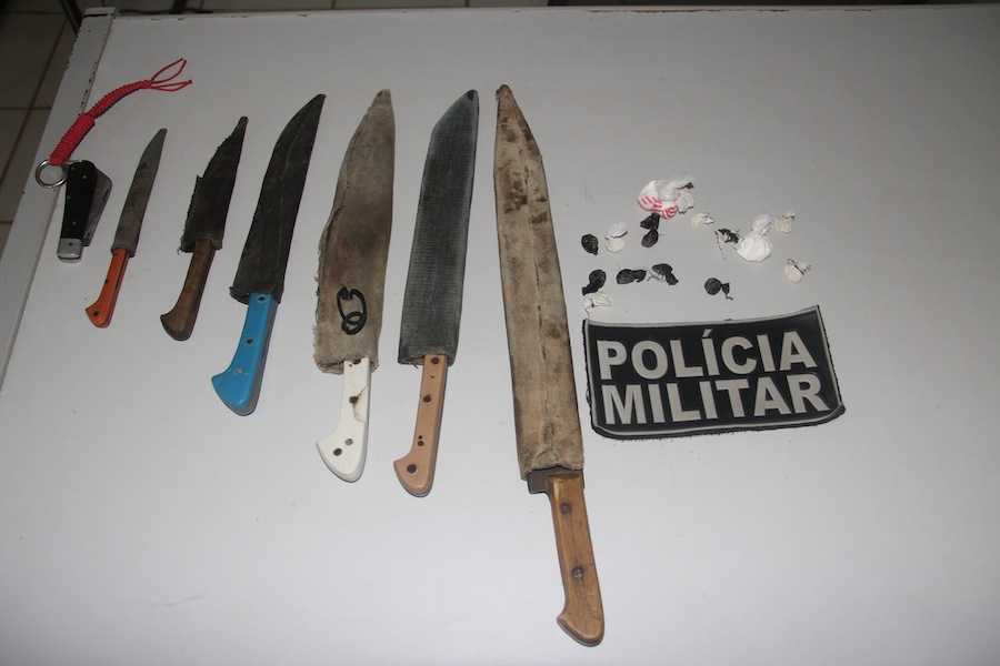 Armas brancas e droga foram retiradas de circulação durante blitz no ramal do km 84 - Foto: Alexandre Lima