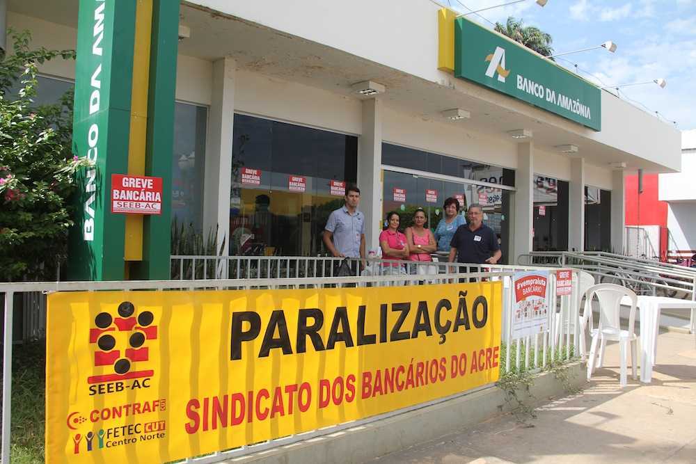 Funcionários do Basa em Brasiléia aderiram ao movimento - Foto: Alexandre Lima