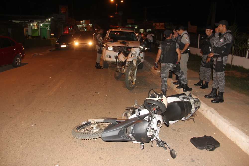 Policial sofreu ferimentos leves e a motos danos pequenos. Já se tem dados sobre os fugitivos - Foto: Alexandre Lima