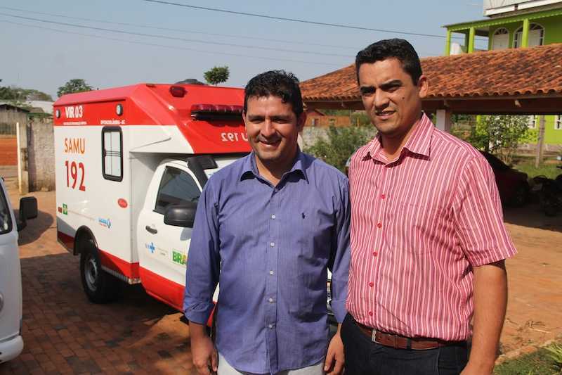 André Hassem (e) e o secretário de saúde, James Andrade, após recebimento da ambulância do SAMU - Foto: Alexandre Lima