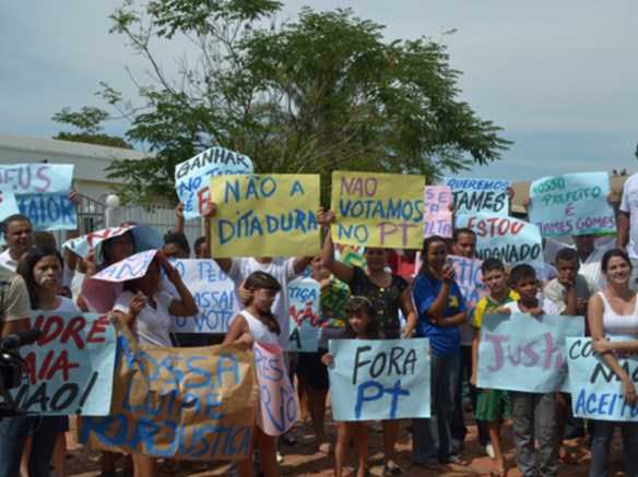 Populares portando faixas de apoio ao prefeito chegaram cedo ao local e participaram do manifesto/Foto: Agência ContilNet