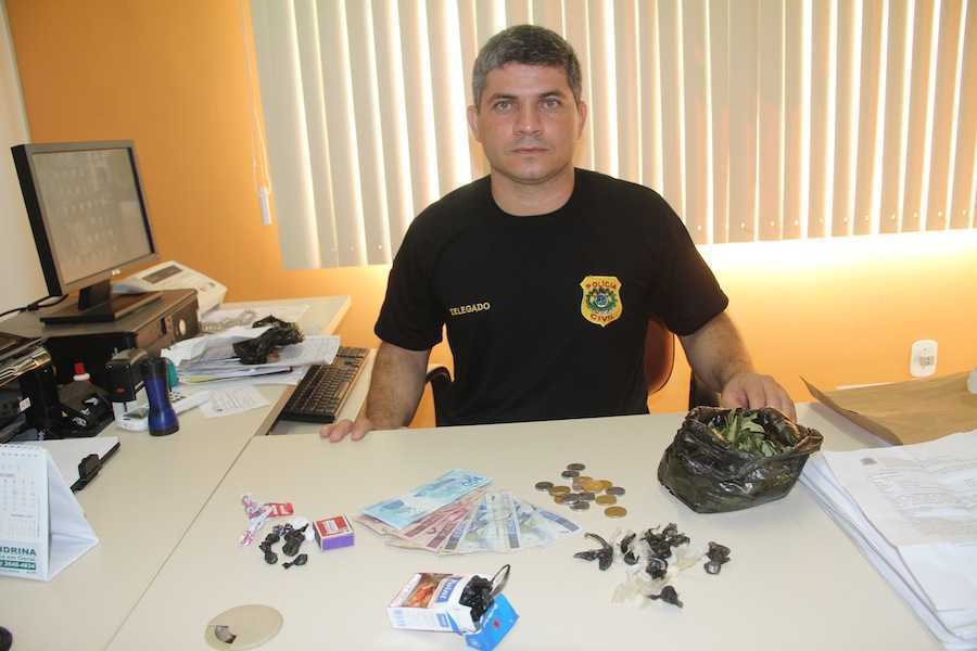 Delegado da cidade de Epitaciolândia e parte da droga e dinheiro apreendidos nas duas diligencias - Foto: Alexandre Lima