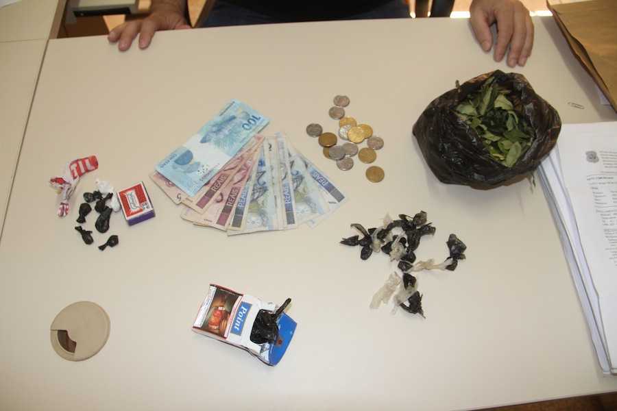 Dinheiro e droga apreendidos - Foto: Alexandre Lima