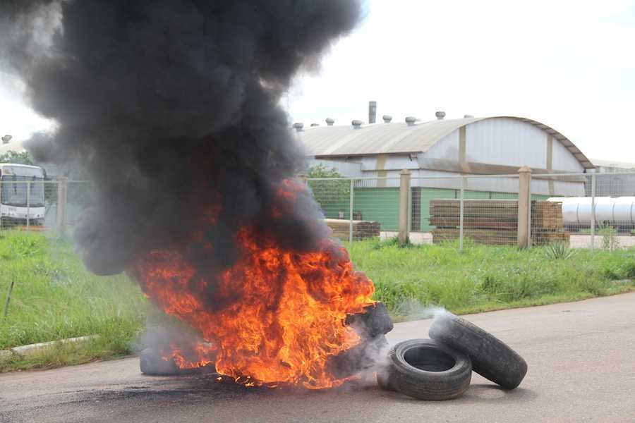Funcionários queimaram pneus em frente ao portão de acesso em protesto pelo atraso de pagamentos - Fotos: Alexandre Lima
