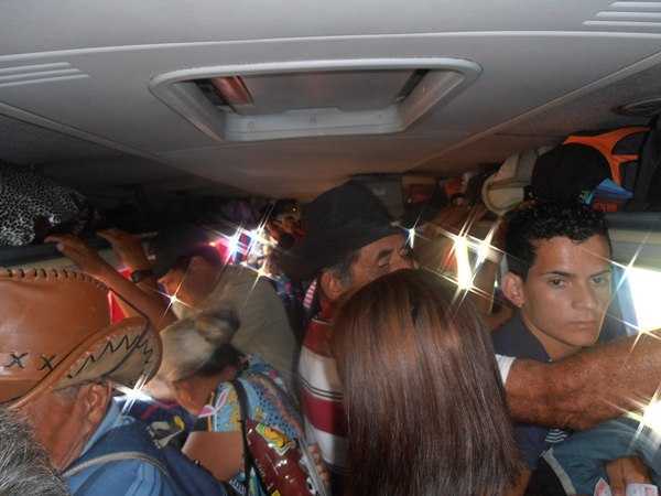 Passageiros registraram a lotação numa viajem de 110 km de Brasiléia à Assis Brasil, na fronteira com o Peru