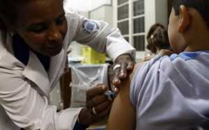  AE - Criança é vacinada em posto de saúde