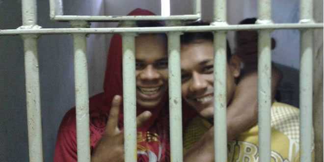 Moisés Nascimento da Silva e Antonio da Silva Feitosa,presos após tentativa de assalto com reféns em lotérica