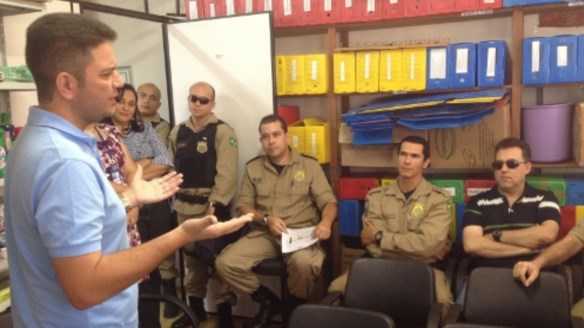 Gladson Cameli reunido com policiais rodoviários, na sede da instituição, no Acre - Foto: Assessoria