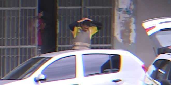 Lider do bando, Moisés Nascimento, se entrega a polícia após negociações (FOTO: Reprodução TV Rio Branco) 