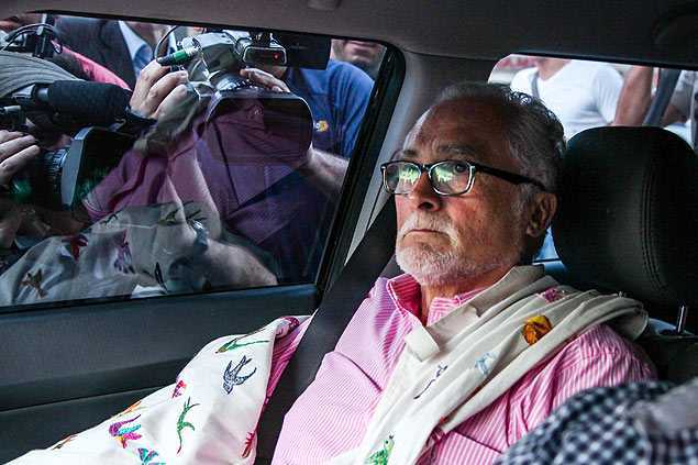 O ex-presidente do PT, José Genoino, chega de carro para se entregar na sede da Polícia Federal em São Paulo / Renato Ribeiro Silva/Futura Press/Folhapress
