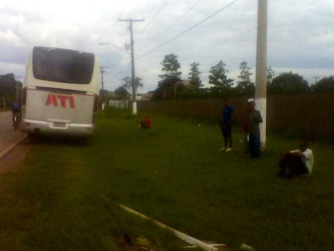 Ônibus quebrado e passageiros a espera de outro veículo para continuar a viajem - Foto: celular/cedida