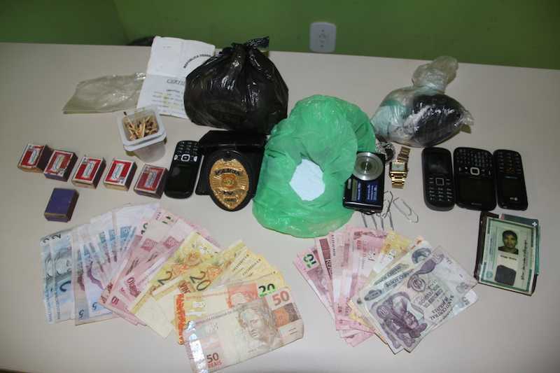 Cocaína, dinheiro e embalagens que seriam usadas para o comércio ilegal - Foto: Alexandre LIma