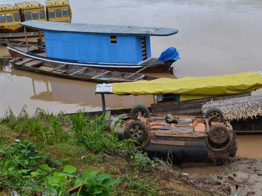 Até a manhã de sábado passado, o carro permanecia ‘virado’ às margens do rio/Foto: Agência ContilNet