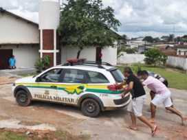 Civis empurram viatura da Polícia Militar do Acre