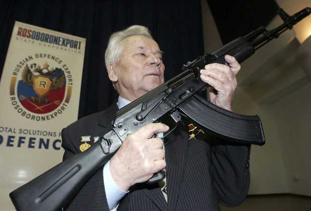 Mikhail Kalashnikov posa com rifle que ele criou em foto de 2006 (Foto: Sergei Karpukhin/Reuters)