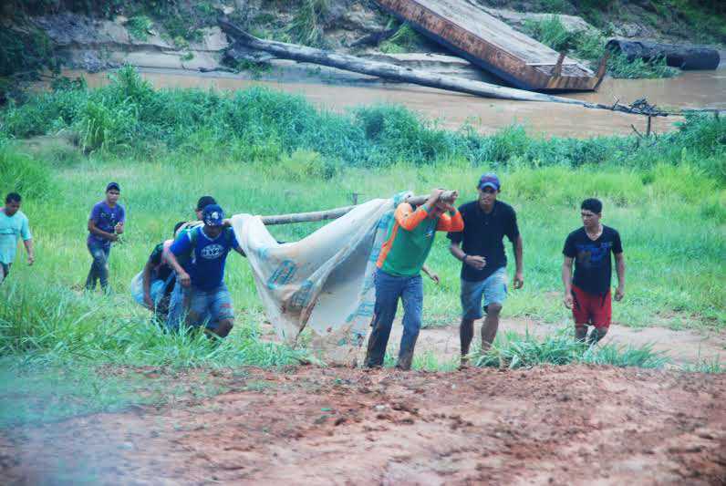 Agricultora teve que ser transportada em uma rede, pois não tinha como a ambulância chegar/Foto: Cherlivan Cavalcante
