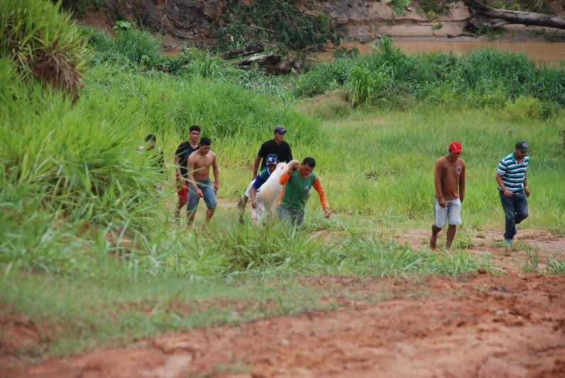 A agricultura, já em trabalho de parto, foi transportada por cerca de seis horas de forma arcaica, em uma rede levada por homens da região/Foto: Cherlivan Cavalcante