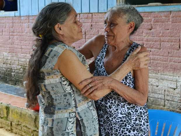 Irmãs choram ao se reencontrar em Cruzeiro do Sul (Foto: Genival Moura/G1)