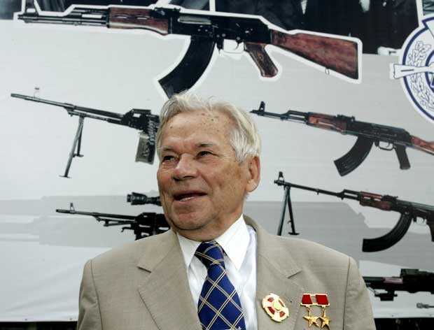 Foto de 2007 mostra Mikhail Kalashnikov à frente de imagens do rifle AK-47, que ele desenhou, na Rússia (Foto: AFP)