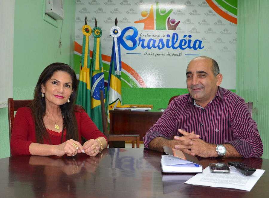 Deptuada Antonia Sales no gabinete do prefeito Everaldo Gomes em Brasileia - Foto: Assessoria