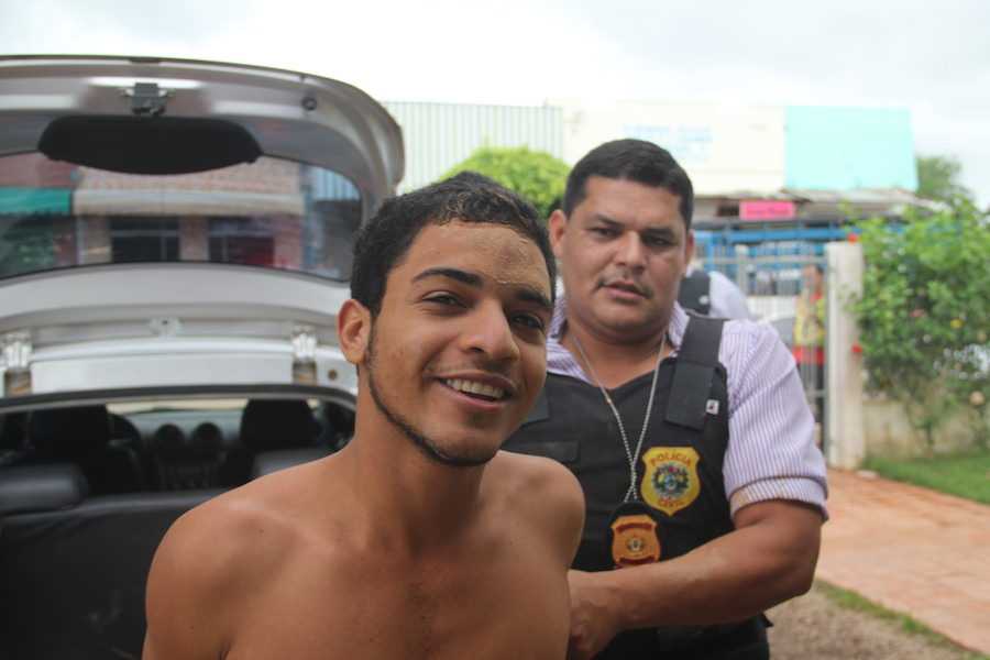 Raylan queria sair bem na foto quando chegou na delegacia de Brasiléia - Foto: Alexandre Lima