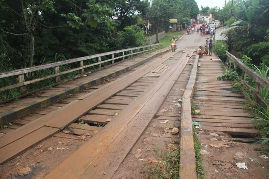 Ponte de madeira que dá acesso ao Bairro José Hassem em Epitaciolândia será destruída para a construção de alvenaria - Foto: Alexandre Lima