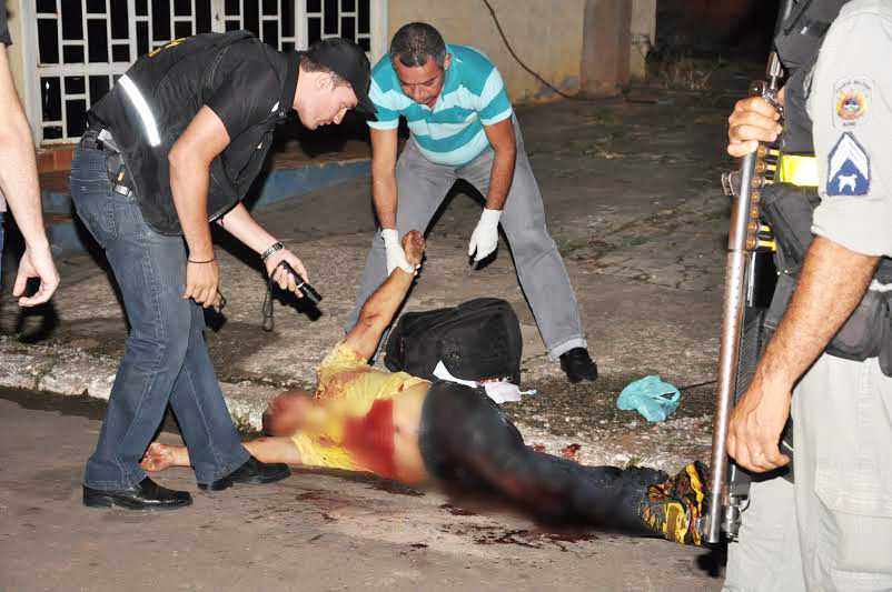 O policial foi atingido por golpes de facão e morreu no local do assalto/Foto: Selmo Melo/Agência ContilNet